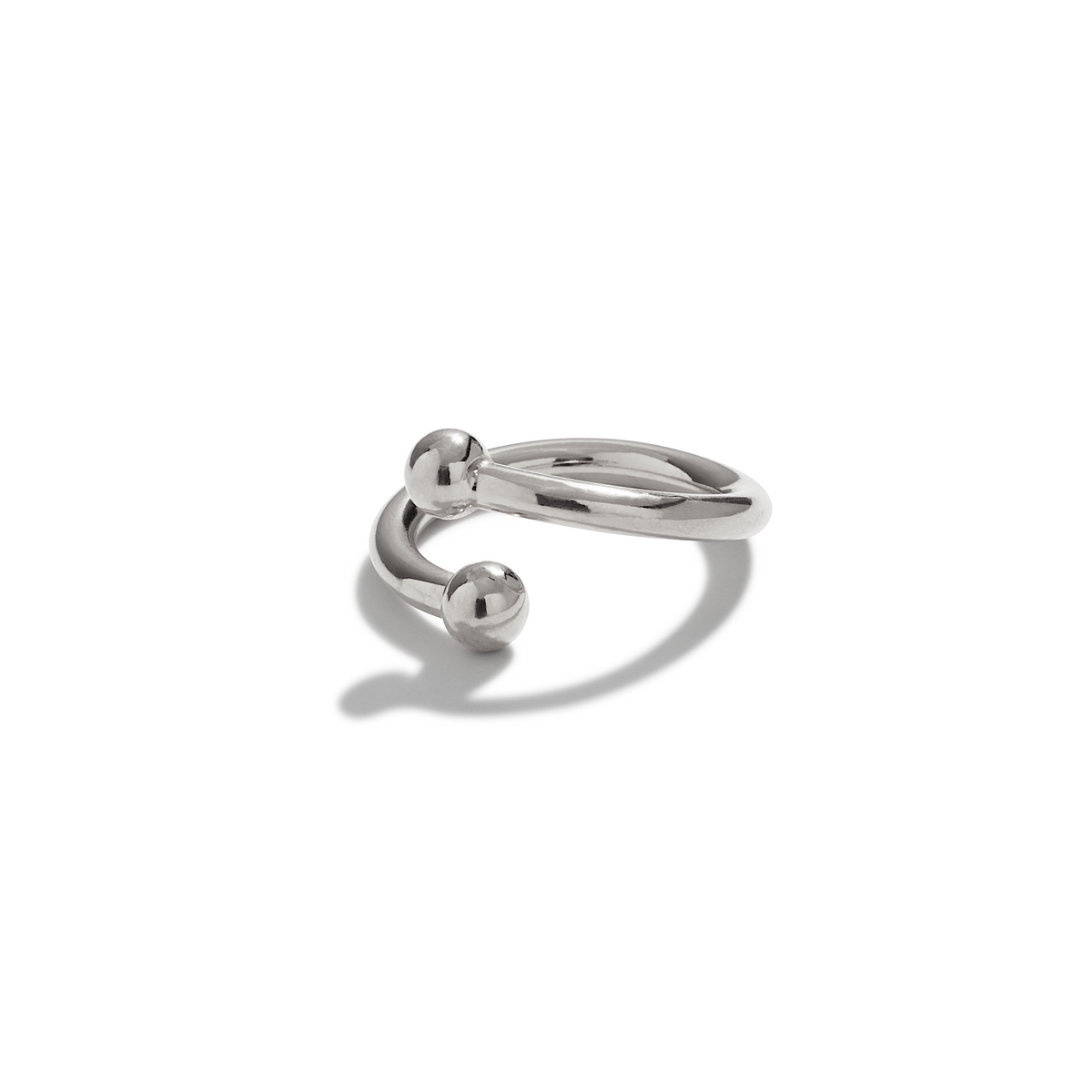 Les Over Easy Orbita bague par JAREDJAMIN Bijoux en Ligne is a brillant, argent-plated open bague avec two metal orbs at each end. Minimalist et tarnish-proof, it’s montré sur a fond blanc avec a soft shadow to the left et below.