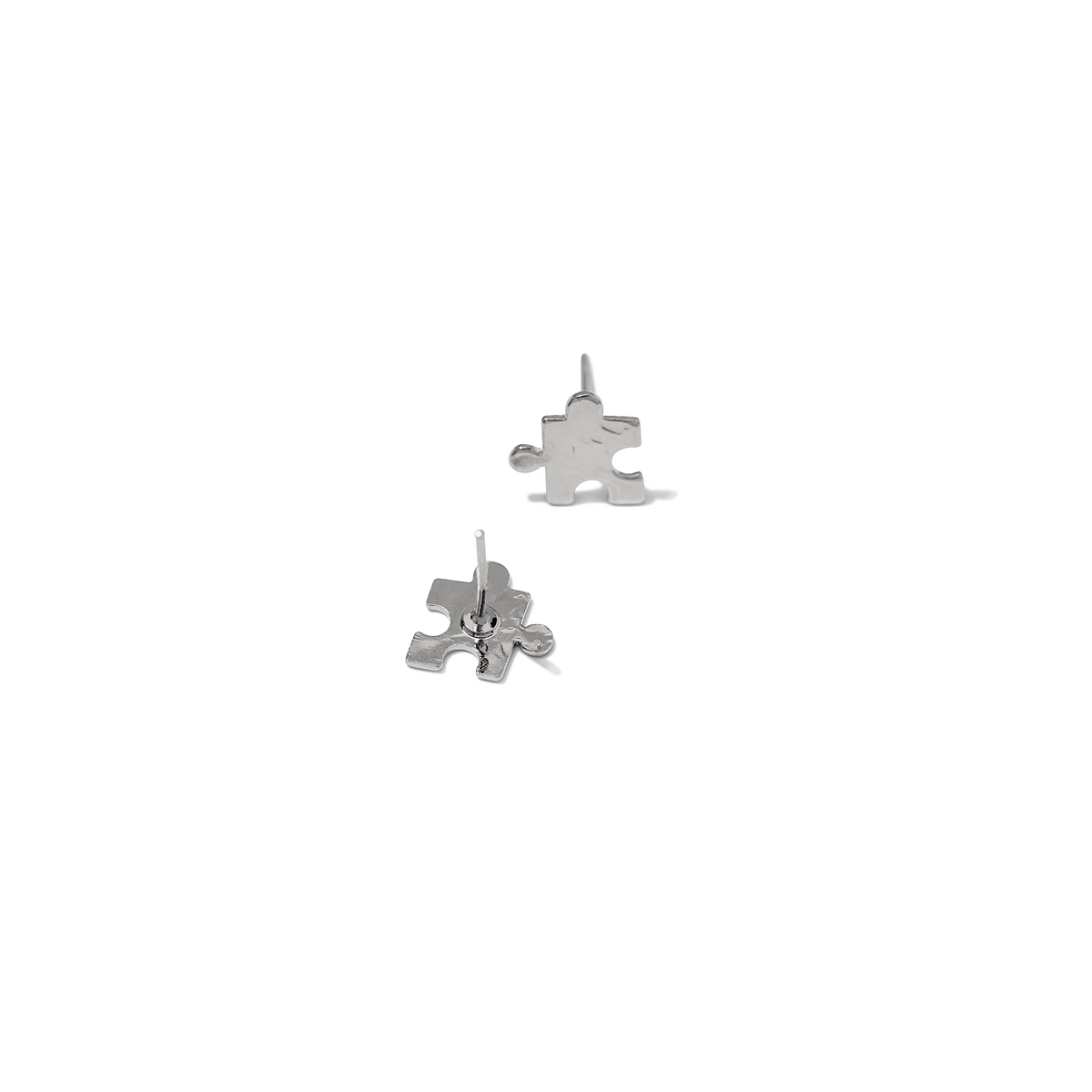 Los Puzzle Piece texturizado pendiente de botón Post pendientes de JAREDJAMIN Joyería Online are mostrado sobre a plain fondo blanco, con one pendiente lying flat y the other upright to showcase both the front y side views.