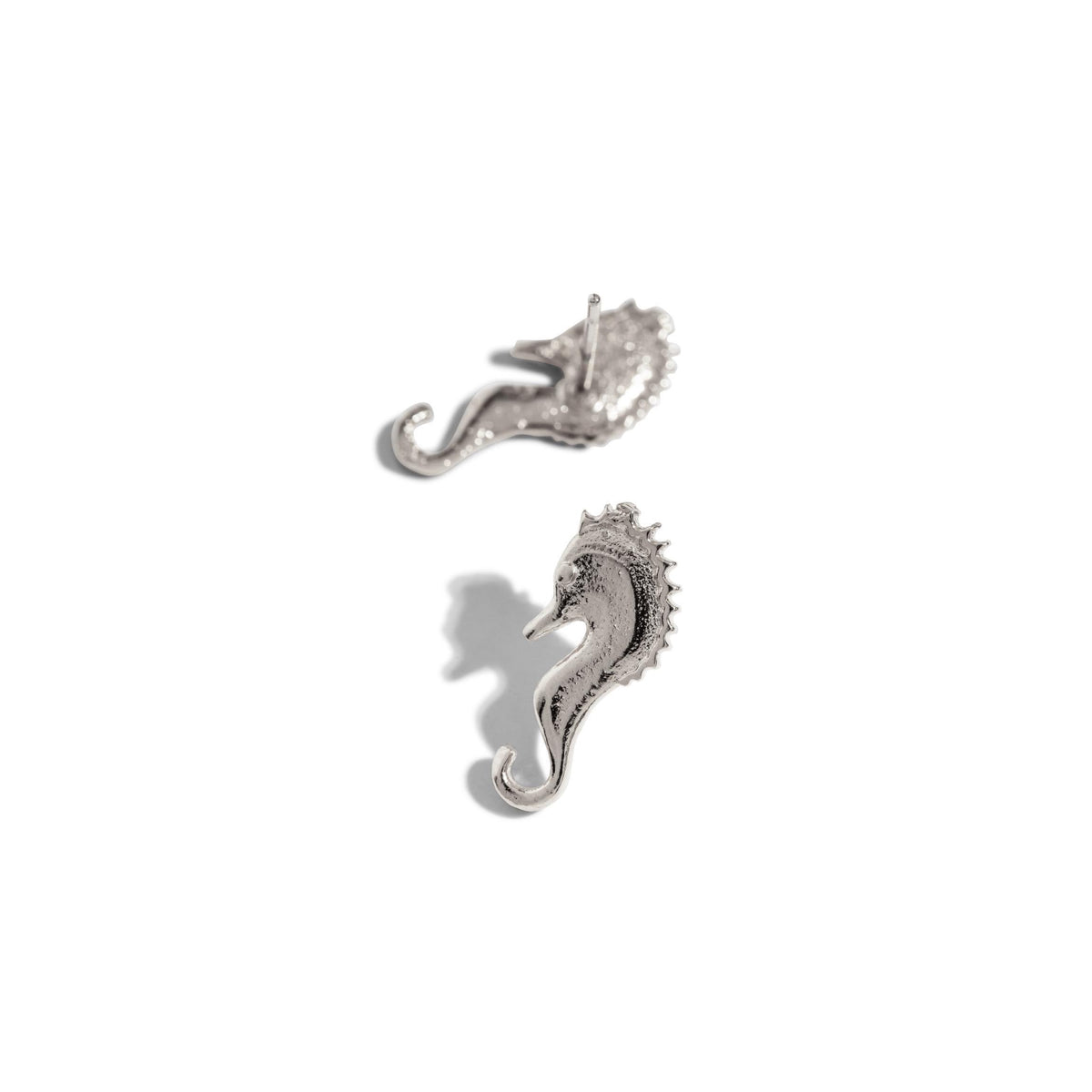 Les Sea Scooter Post boucles d'oreilles par JAREDJAMIN Bijoux en Ligne are seahorse-shaped puces montré sur a fond blanc—one displays its detailed design, the other its puce post—all crafted avec a timeless argent Plate finish.