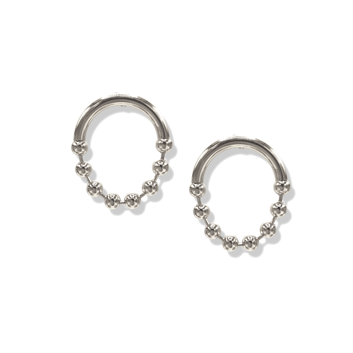 Les argent Small Orbita Amari Post boucles d'oreilles de JAREDJAMIN Bijoux en Ligne présentent open créole posts avec smooth curves et poli metal spheres, offering a modern geometric style. Shown against a plain fond blanc.