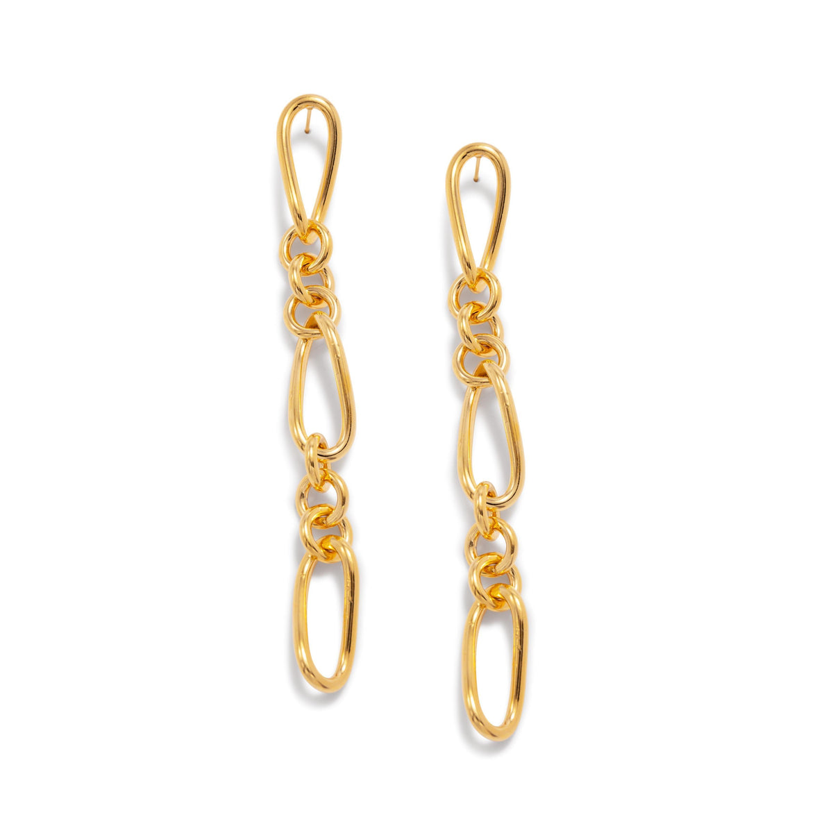 Les or Skyler chaîne Post boucles d'oreilles par JAREDJAMIN Bijoux en Ligne présentent five interlinked, irregular oval et teardrop loops in 18K or Plating, creating a modern dangle look. Shown against a fond blanc.
