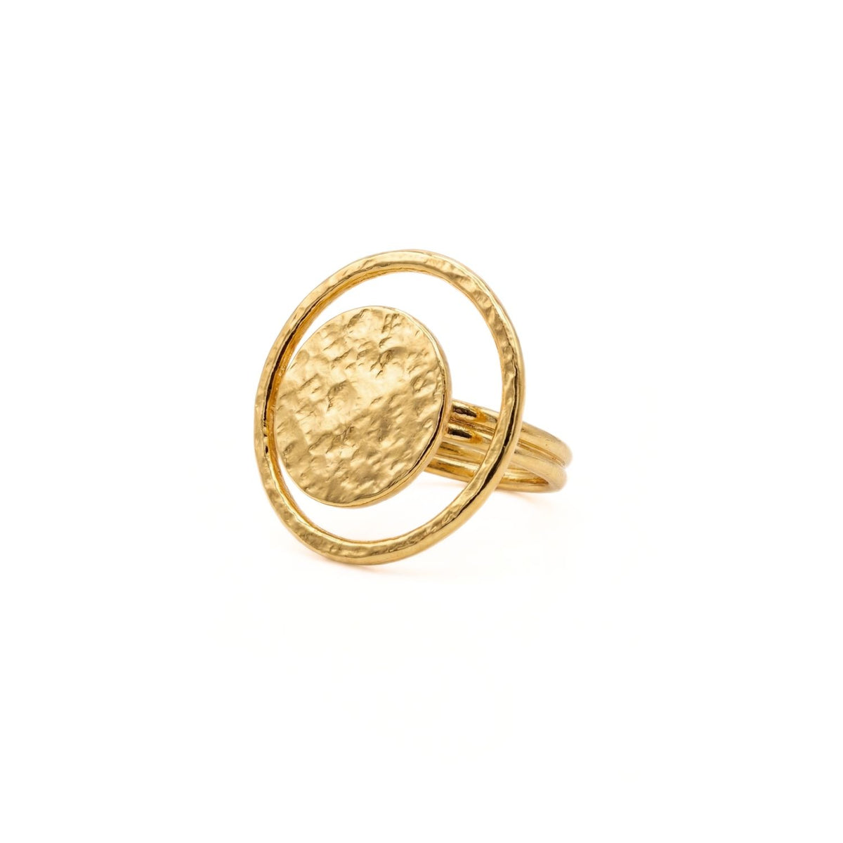 primer plano of the Small Peacock Eye anillo highlighting the one-of-a-kind hand-hammered texture y the solid, fixed-band construction.