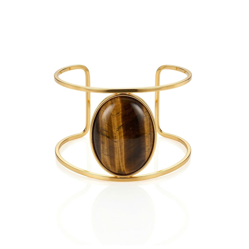 Los Jared Jamin Stella puño in Tiger’s Eye, showcasing the hand-hammered 18K bañado en oro band y the shimmering, banded golden-brown piedra preciosa.