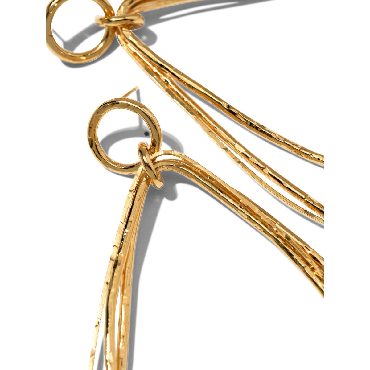 クローズアップ of Tereza Tear Dangle Post イヤリング JAREDJAMIN製 ジュエリーオンライン: 18K ゴールド Plate, テクスチャード hammered arcs 付きの 光沢のある finish, hanging from smooth フープ. 4 3/4 in ドロップ highlights their ミニマリスト, contemporary design.