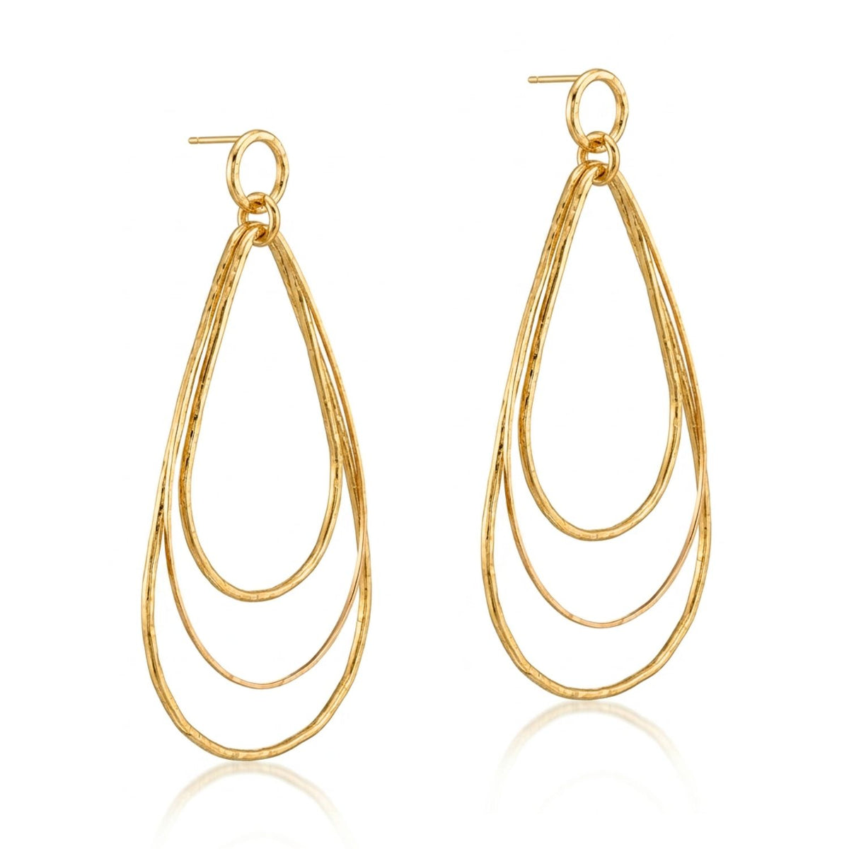 Side view of the top connection point on the Tereza earring, showcasing the secure post mechanism, the circular anchor loop, and the fine hammered texture of the gold wires.
