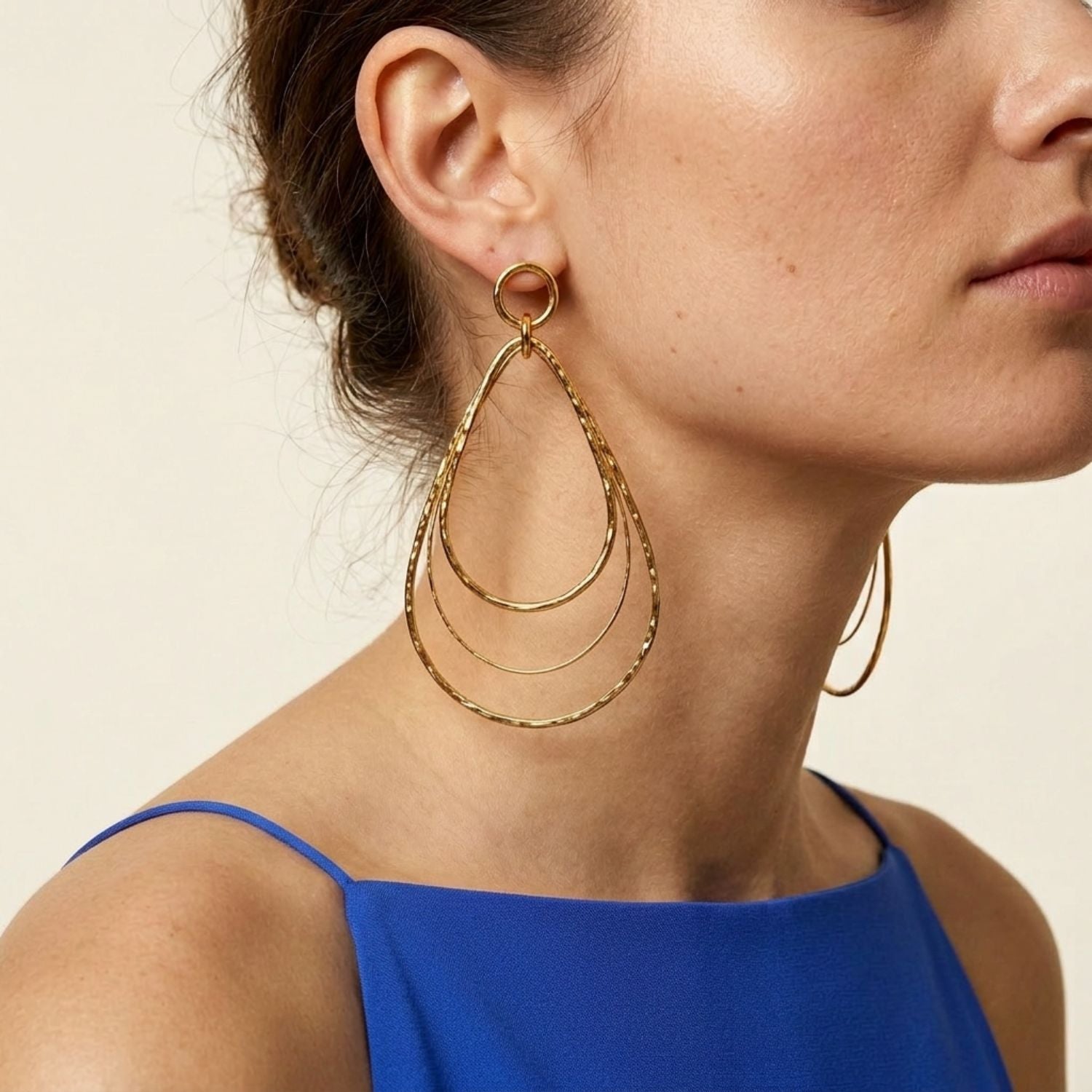Los Tereza Tear Dangle Post pendientes de JAREDJAMIN Joyería Online presentan three nested, hammered 18K bañado en oro teardrop aros, measuring 4 3/4", connected by a small loop para un layered, elegante look.
