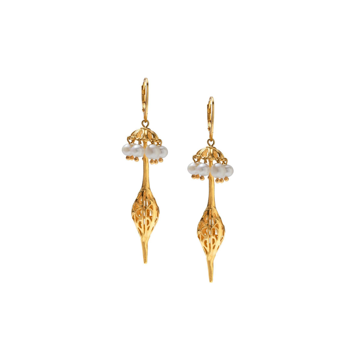 Les Umbrella perle or Oriental boucles d'oreilles par JAREDJAMIN Bijoux en Ligne présentent 18K or plating, pod shapes avec cutout details, clusters of freshwater perles, et lever-back hooks pour un floral or umbrella-inspired look.