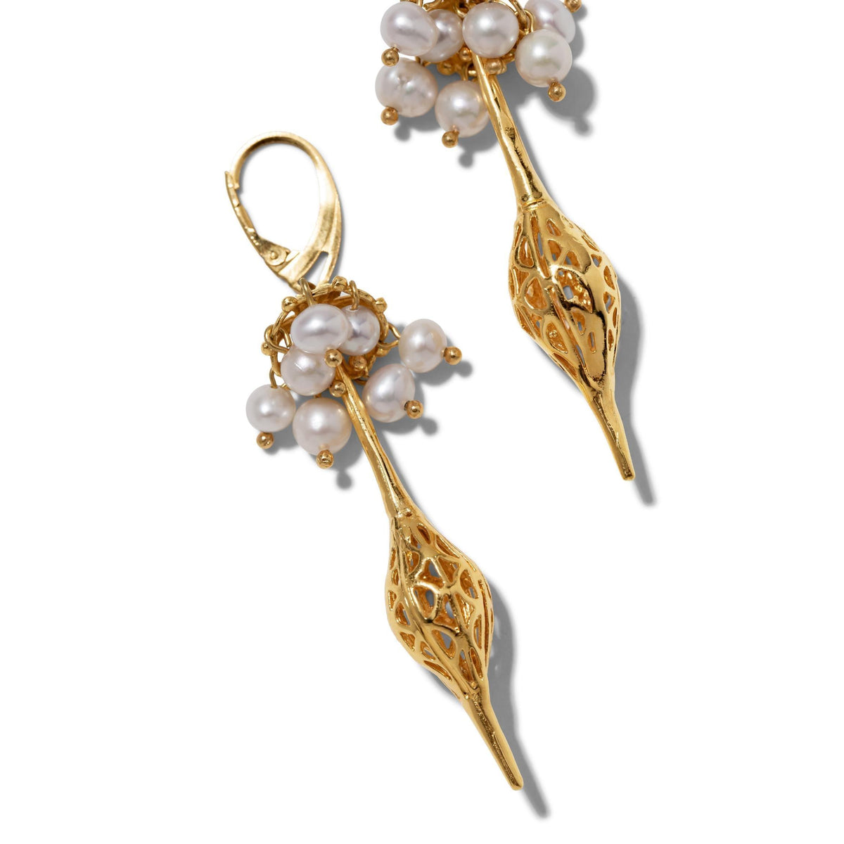 Les Umbrella perle or Oriental boucles d'oreilles par JAREDJAMIN Bijoux en Ligne présentent 18K or plating, elongated openwork teardrop shapes, clusters of freshwater perles near the hooks, et lever-back closures.