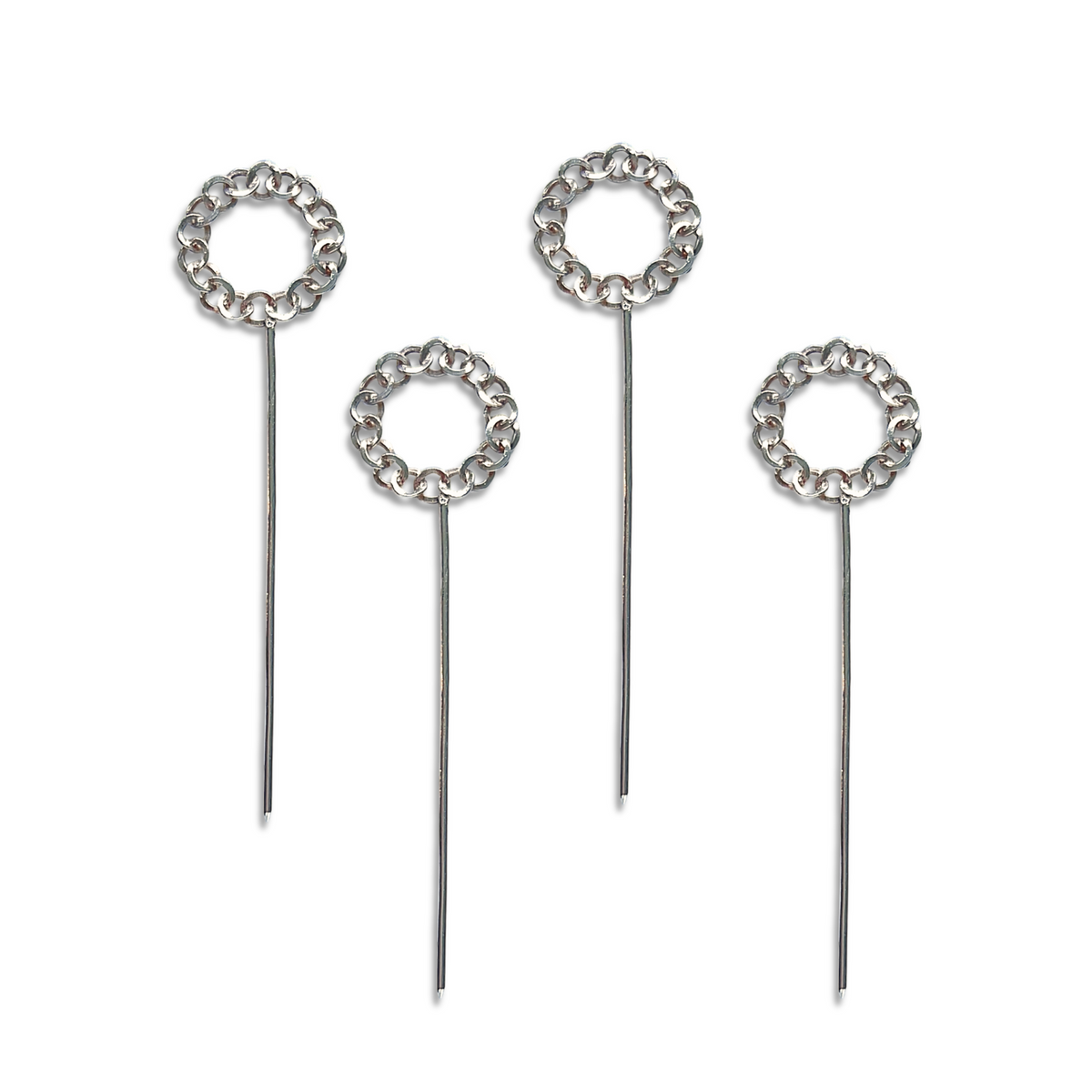 JAREDJAMIN BarwareとMore シルバー Unity Cocktail Skewers set 特徴とする four シルバー picksとinterlinked circular tops, elegantly arranged の上の 白い背景—perfectのためのcharcuterie boardsまたはstylish party presentations.