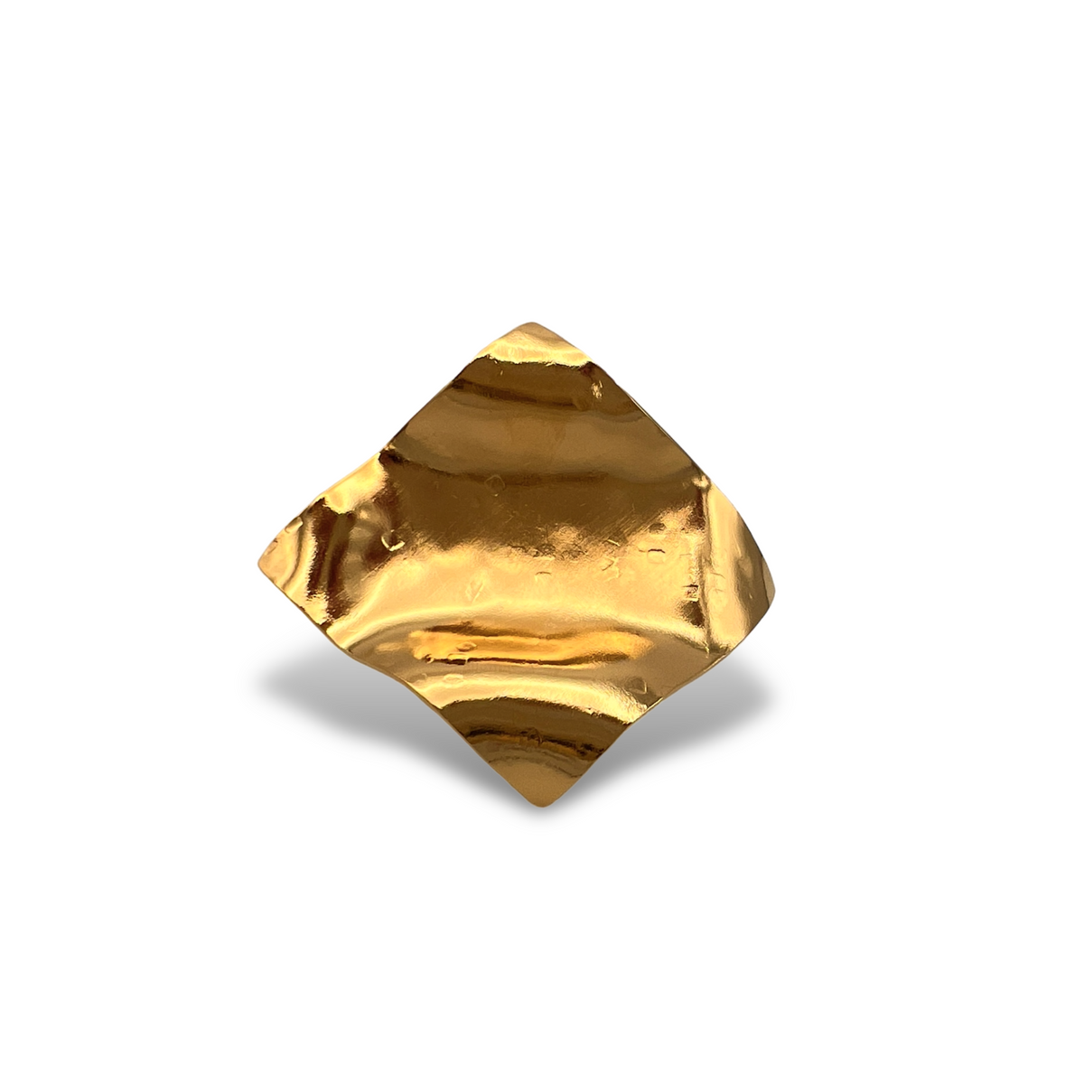 Les Whitney Wave bague par JAREDJAMIN Bijoux en Ligne features an 18K or, rippled et hammered sculptural band avec uneven, wavy edges et a reflective finish, shown centered on white avec a soft shadow below.