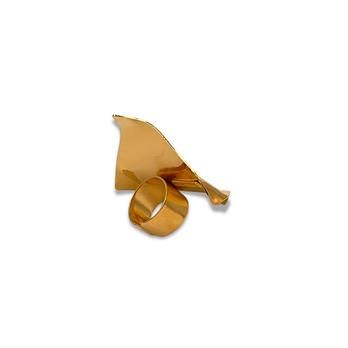 Les Whitney Wave bague par JAREDJAMIN Bijoux en Ligne is an 18K or adjustable bague avec a sculptural, minimalistic bird in smooth abstract lines, perched diagonally et set against a plain fond blanc.