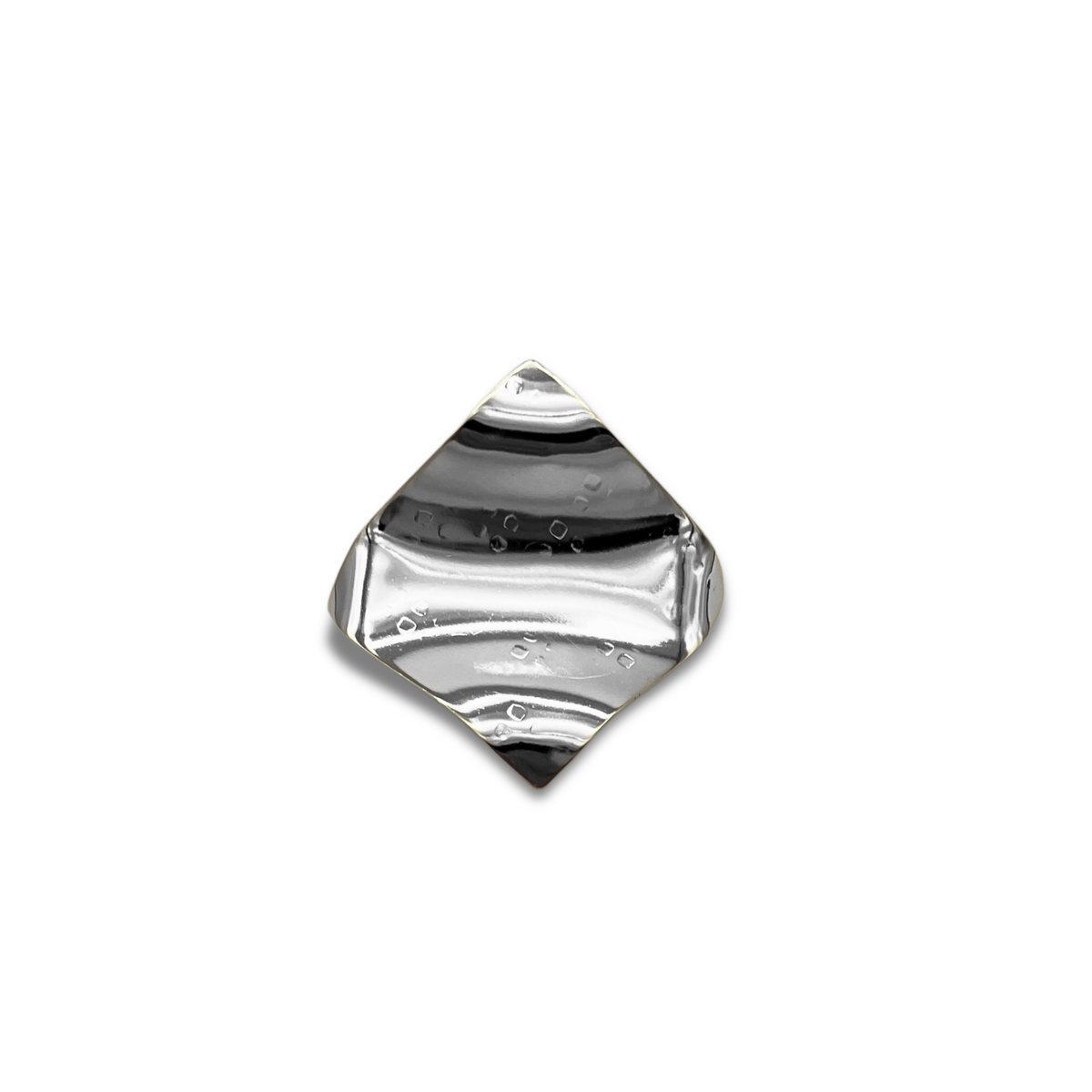 Les Whitney Wave bague par JAREDJAMIN Bijoux en Ligne features a brillant argent, wide flat face avec raised dots et engraved lines. Its smooth, poli surfaces reflect light beautifully, creating a modern sculptural imposant piece.