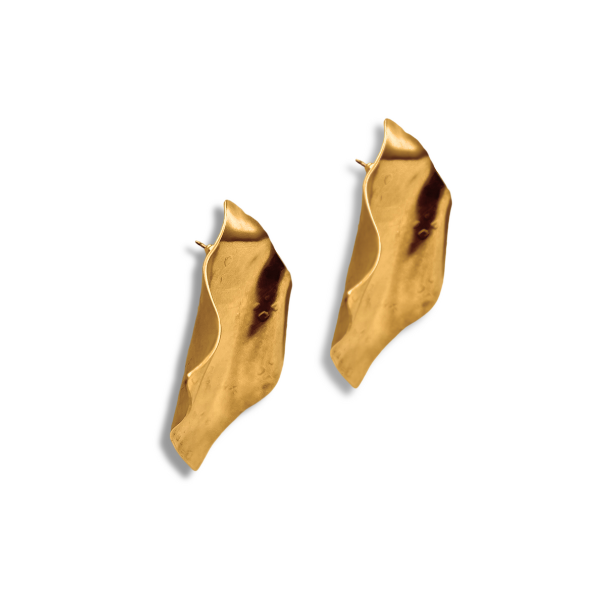 Les Whitney Wave boucles d'oreilles par JAREDJAMIN Bijoux en Ligne présentent an 18K or, wavy organic design avec a poli finish et sculptural curves. artisanal-inspired, they stand out against a plain fond blanc.