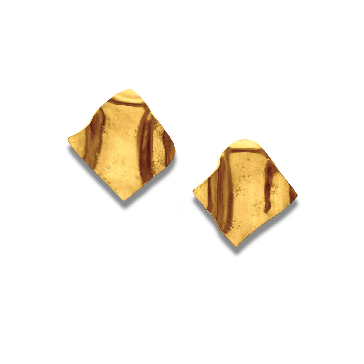 Les Whitney Wave boucles d'oreilles par JAREDJAMIN Bijoux en Ligne are irregular, square-shaped 18K or pieces avec a crumpled fabric wave texture et a brillant, fluid look, displayed against a plain fond blanc.