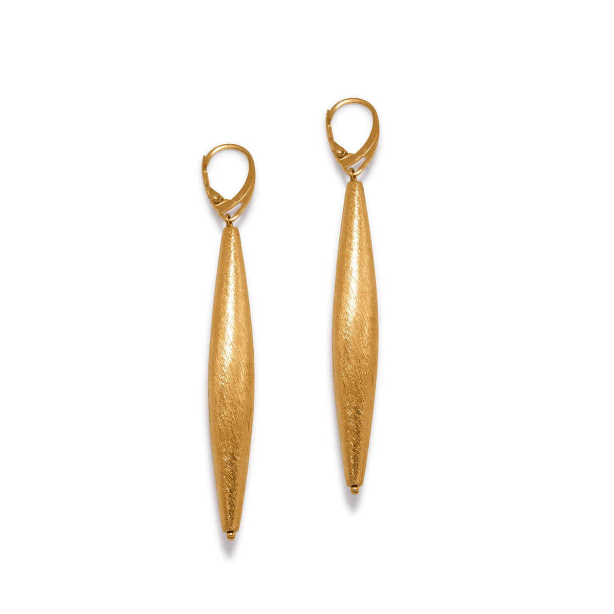 18K or plated Zeppelin Cora 1 pendante boucles d'oreilles avec a brushed finish, teardrop leverback clasps, et tapered bars. JAREDJAMIN Essential: Artisanal Craftsmanship Small-batch/West Hollywood, Sustainable de luxe, Signature Texture. montré sur white.