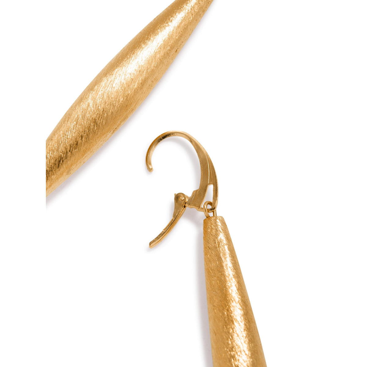 Zeppelin Cora 1 pendante or boucle d'oreille par JAREDJAMIN, shown in gros plan avec a brushed 18K plaqué or finish et leverback clasp. Features: Artisanal Craftsmanship Small-batch/West Hollywood, Sustainable de luxe, Signature Texture.