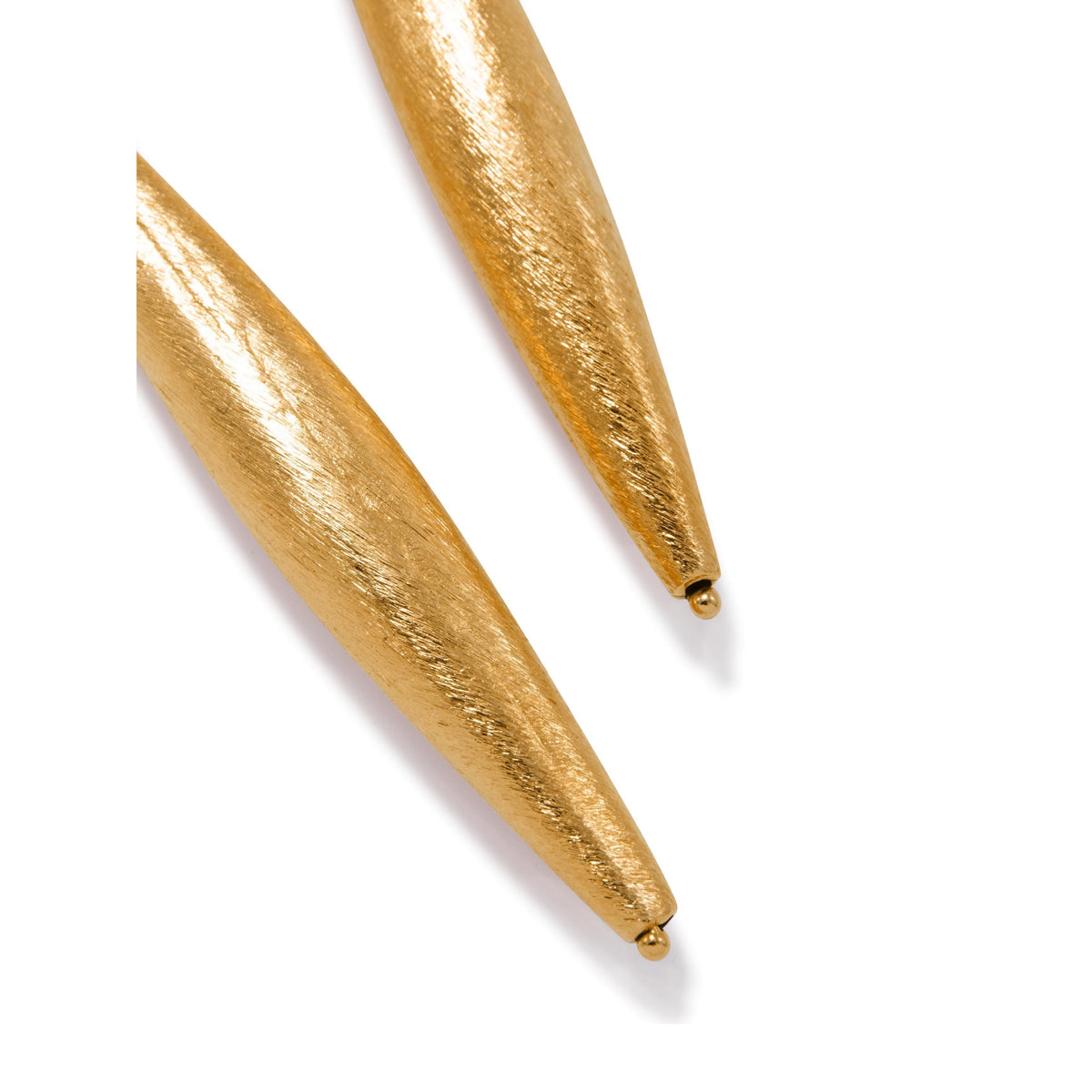 Un gros plan of the Zeppelin Cora 1 pendante or boucles d'oreilles par JAREDJAMIN Bijoux en Ligne highlights their élégant 18K plaqué or design.