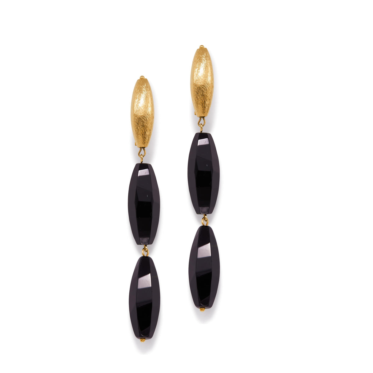 or Isla Onyx Clip On boucles d'oreilles par JAREDJAMIN: 18K or plated, brushed texture oval puces avec faceted black onyx drops. Artisanal craftsmanship small-batch/West Hollywood, sustainable de luxe, signature finish. présenté sur white.