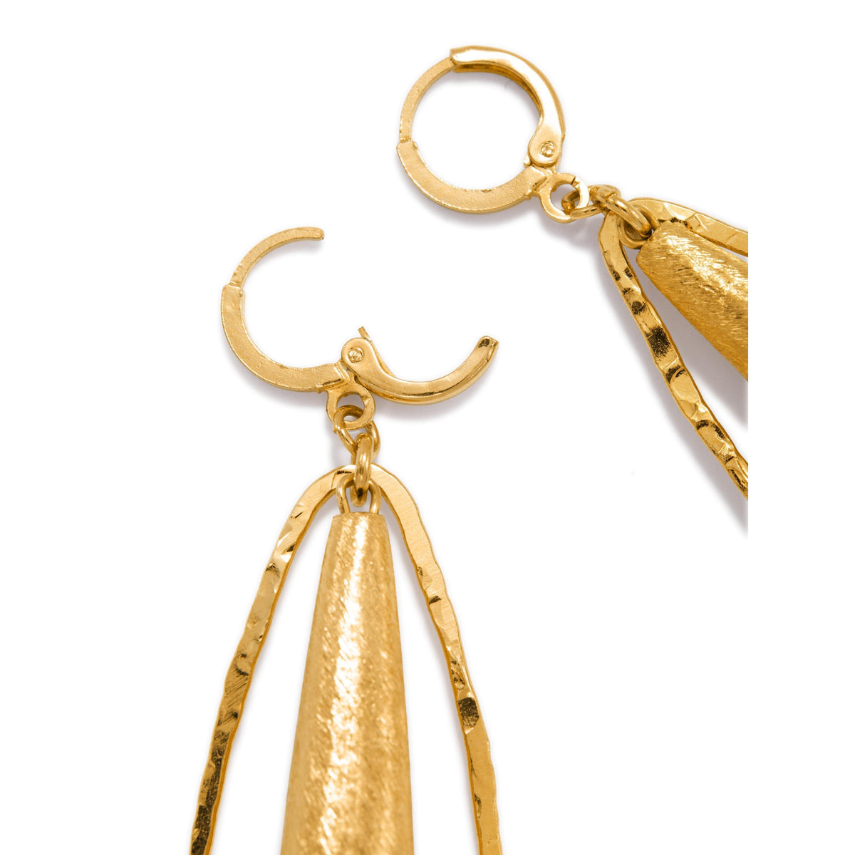 primer plano of two Zeppelin Hailey oro Leverback pendientes de JAREDJAMIN Joyería Online, crafted in 18K goldplated metal con hammered texture, oval aros, elongated teardrop pendants, y leverback clasps sobre un fondo blanco.