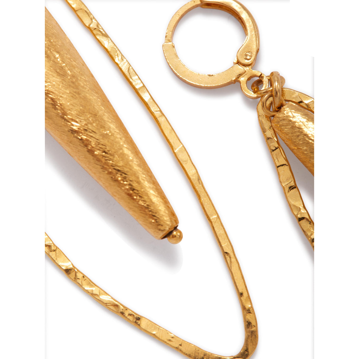 Zeppelin Hailey oro Leverback pendientes de JAREDJAMIN, 18K oro plated con hammered, brushed signature texture y rustic artesanal finish. Artisanal small-batch West Hollywood, sustainable de lujo, large oval loops, round clasps.