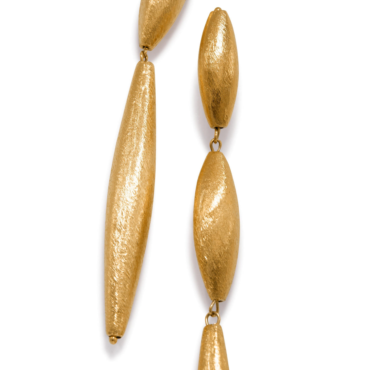 Zeppelin Isla Three pendante or boucles d'oreilles de JAREDJAMIN Bijoux en Ligne are shown in gros plan, highlighting their or-toned, texturé oval et tapered links. Les joined design casts soft shadows sur un fond blanc; surface details stand out.