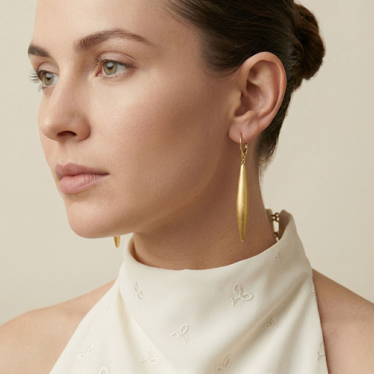 18K ゴールド plated Zeppelin Cora 1 ドロップ イヤリング 付きの brushed finish, ティアドロップ leverback clasps,とtapered bars. JAREDJAMIN Essential: Artisanal Craftsmanship Small-batch/ウエストハリウッド, Sustainable ラグジュアリー, Signature Texture. 表示された ホワイト.