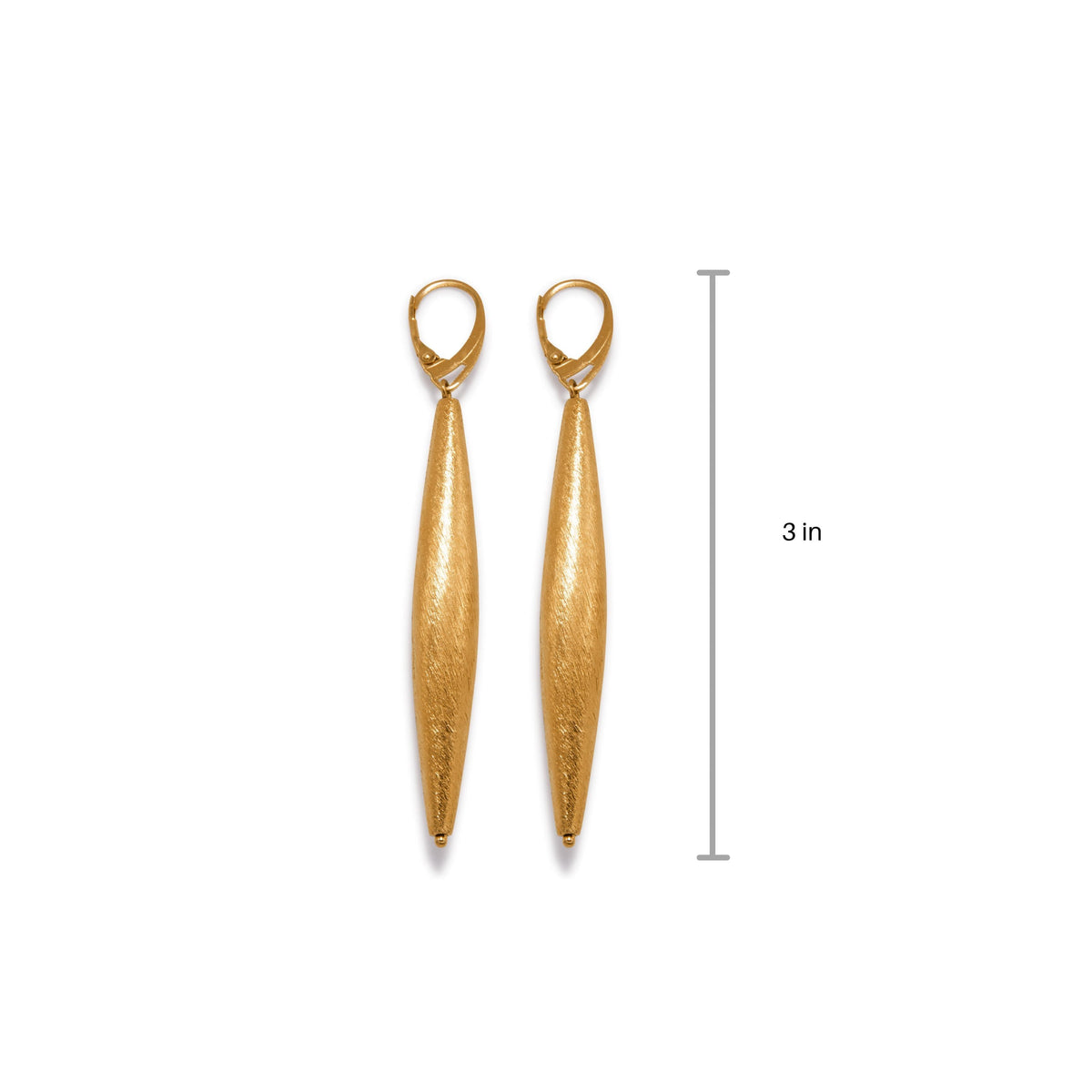 Les Zeppelin Cora 1 pendante or boucles d'oreilles par JAREDJAMIN Bijoux en Ligne are long, slender leverback boucles d'oreilles in 18K or plated brass avec a texturé finish, tapered ends, et a 3-inch length as montré sur the vertical scale.