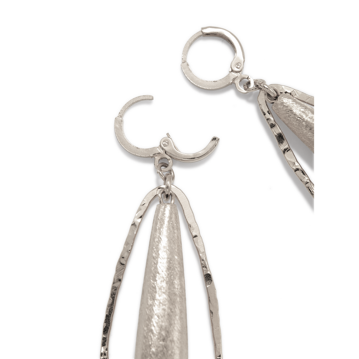 JAREDJAMIN Zeppelin Hailey Leverback pendientes in white rhodium, con aros y texturizado, elongated teardrop shapes con hammered oval plata outlines. Artisanal Craftsmanship West Hollywood, Sustainable de lujo, Signature Texture.