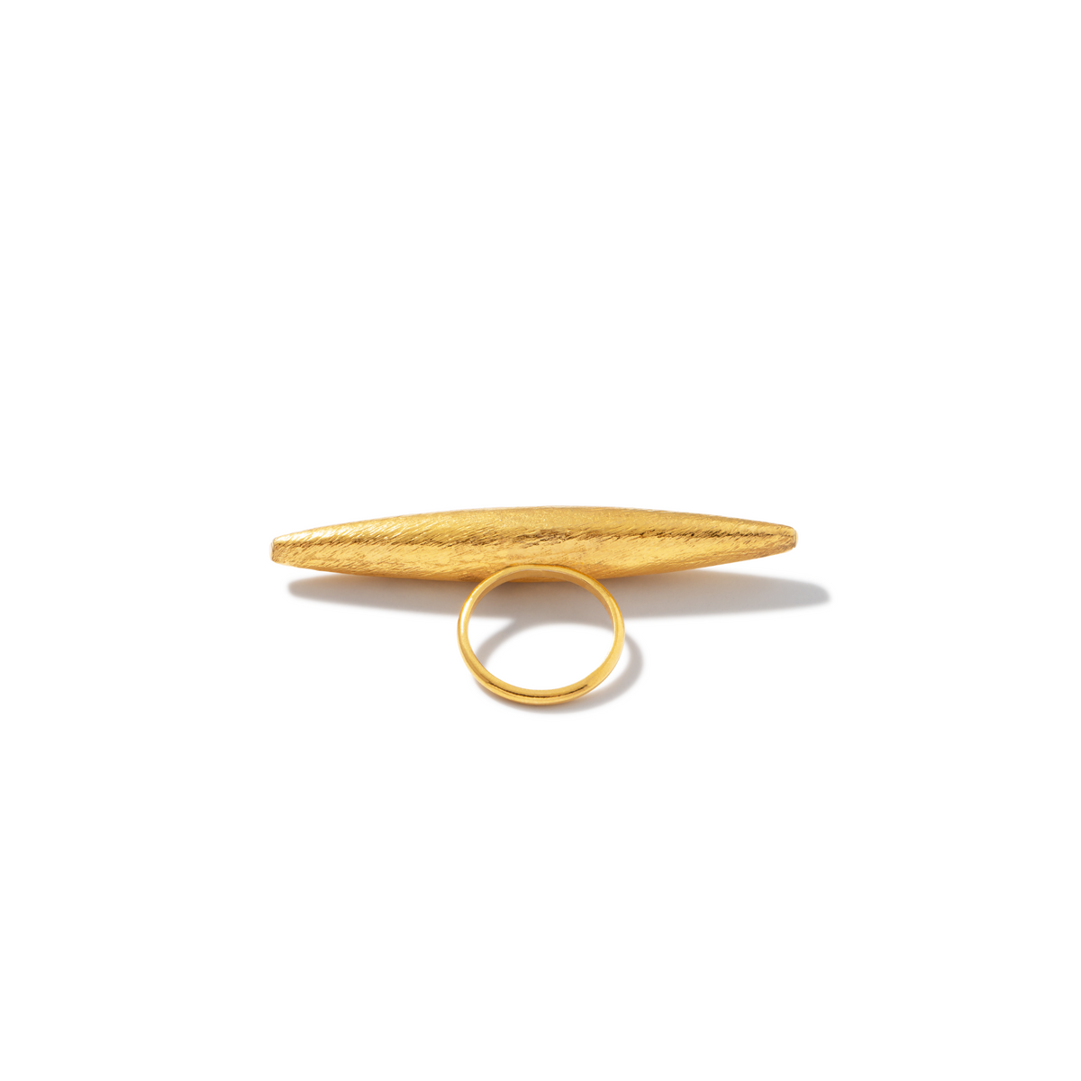 Los Zeppelin Large oro anillo de JAREDJAMIN Joyería Online features a long, horizontal oval top con a brushed mate texture, finished in 18k goldplate y tapered ends. Its modern design is set against a plain fondo blanco.