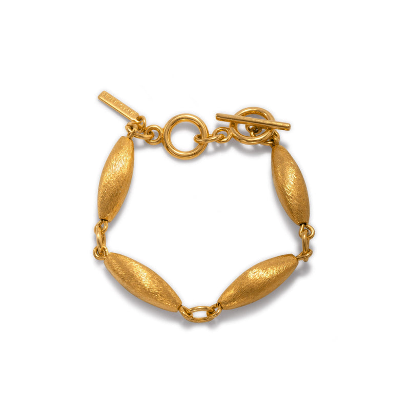 Zeppelin Phoebe ゴールド ブレスレット JAREDJAMIN製 ジュエリーオンライン showcases four linked, テクスチャード オーバル beadsとa 洗練された toggle clasp. Craftedとan 18Kゴールドプレート finish, it is elegantly symmetricalとincludes a small tag detail.