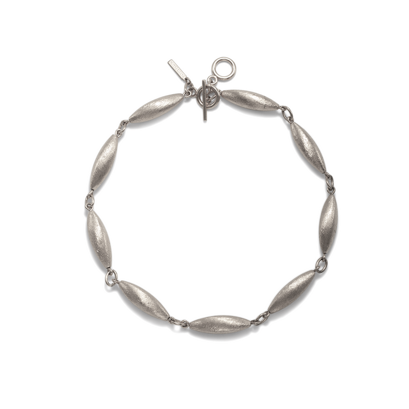 plata collar con eight oval, blimp bead-inspired beads con a brushed, texturizado finish linked by small anillos y a toggle clasp. JAREDJAMIN Essential: Artisanal Craftsmanship Small-batch/West Hollywood, Sustainable de lujo, Signature Texture.