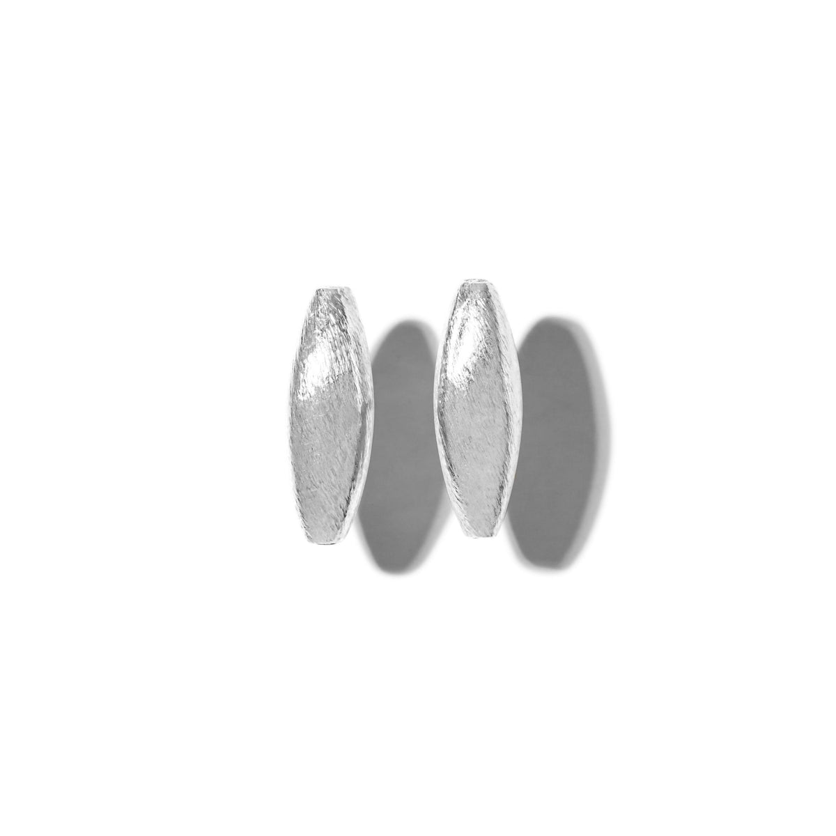 argent Zeppelin puce Post boucles d'oreilles présentent an oval shape et argent-plated finish. Crafted in small batches in West Hollywood, these JAREDJAMIN Essentials showcase artisanal craftsmanship, sustainable de luxe, et signature brushed texture.