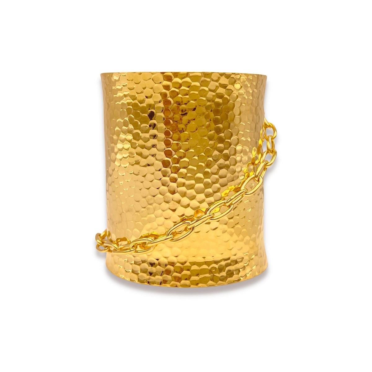 Les Galilea texturé manchette bracelet par JAREDJAMIN Bijoux en Ligne features a wide, cylindrical hammered design avec a brillant finish et a délicat or chaîne draped diagonally across the front, set against a fond blanc.