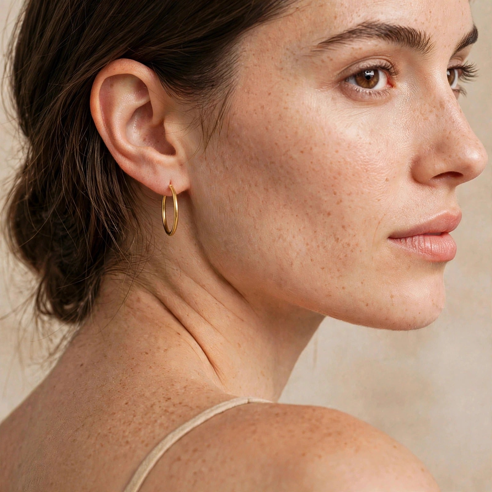 Small, brillant or créole boucles d'oreilles—the or Kahlo créole Click-Top boucles d'oreilles xs par JAREDJAMIN Bijoux en Ligne—rest sur un fond blanc. Their smooth, poli surfaces et hinged clasps are displayed at slight angles.