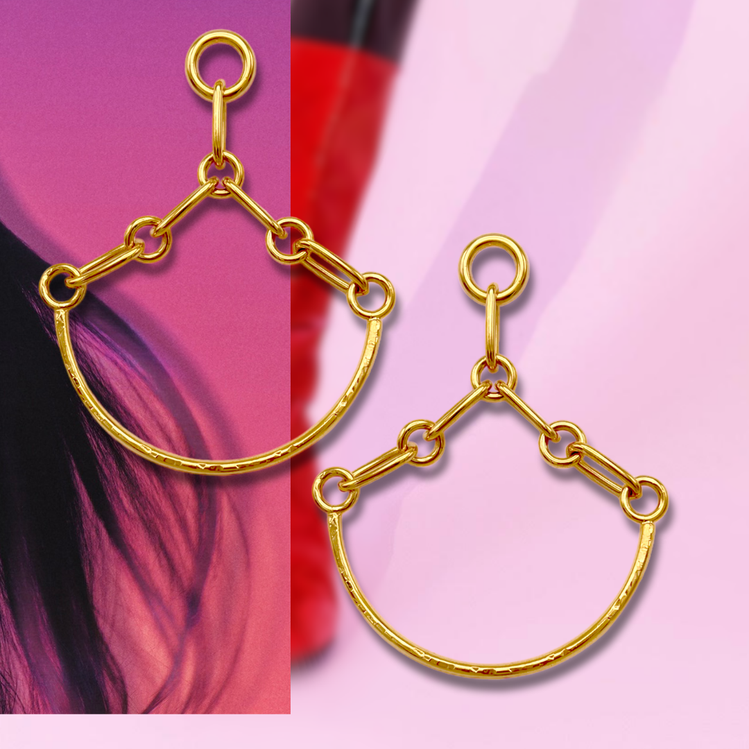 Los oro Libra Link Chandelier Post pendientes de JAREDJAMIN Joyería Online, crafted con 18K oro Plate y semicircular arcs linked by three small chains y aros, are mostrado sobre a pink y magenta abstract background.