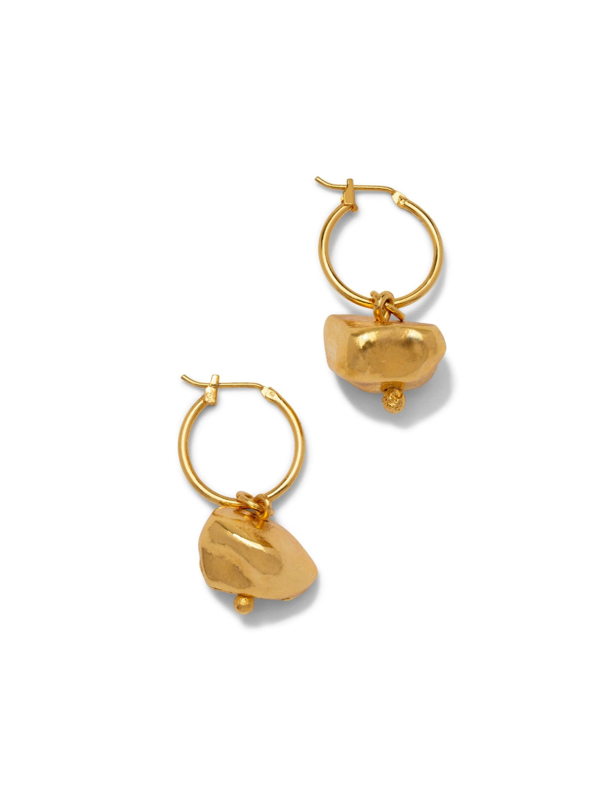 Chunky texturé nugget breloques dangle from thin round créole boucles d'oreilles, all plated in 18K or avec a secure latch-back closure. Les or Nugget breloque Click-Top créole boucles d'oreilles par JAREDJAMIN showcase an organic style, highlighting the bijoux's material et design.
