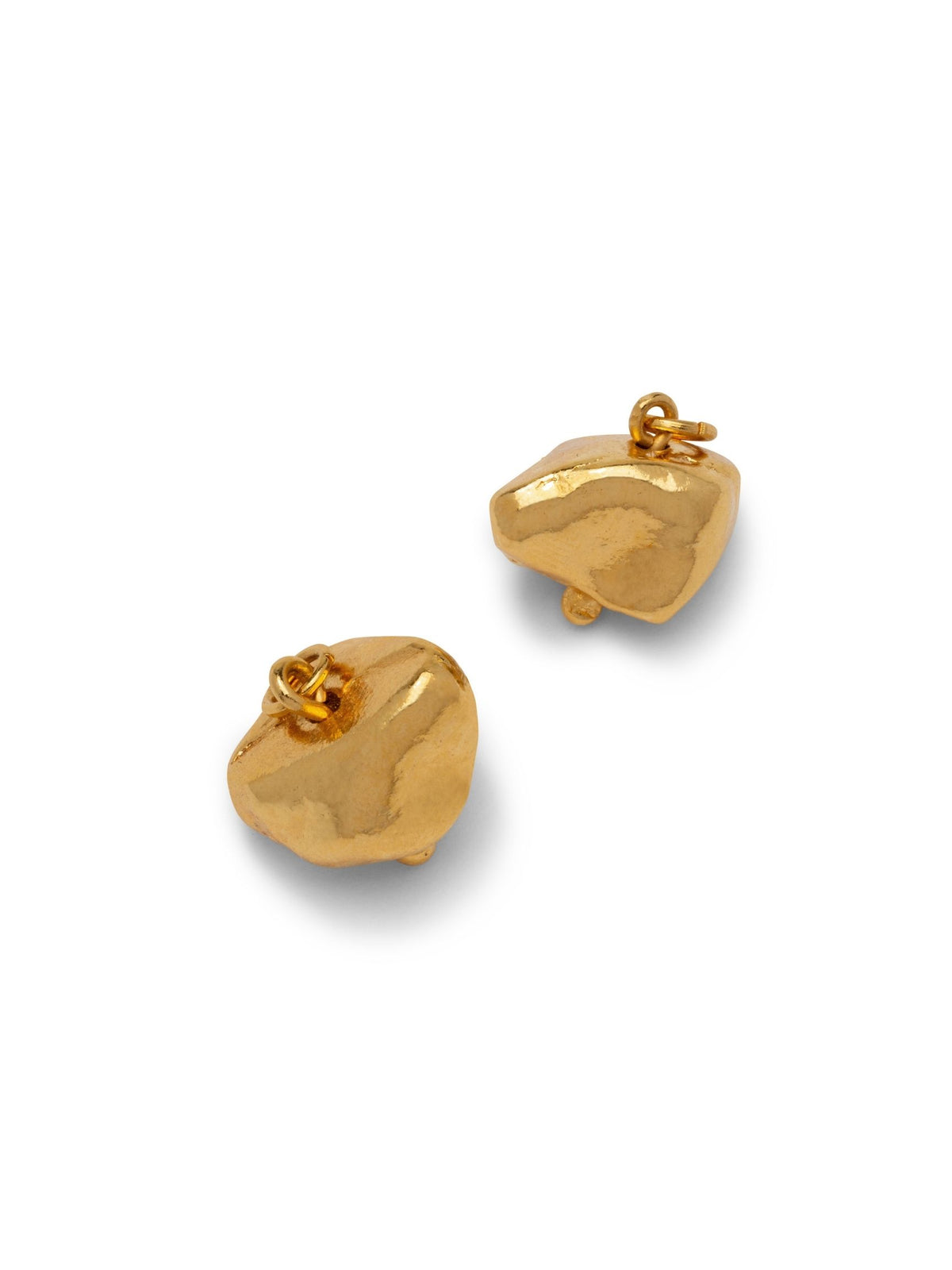 18K plaqué or click-top créole boucles d'oreilles avec irregular, brillant nugget-shaped breloques et smooth, organic forms, avec a loop detail at the top. Displayed against a plain fond blanc.