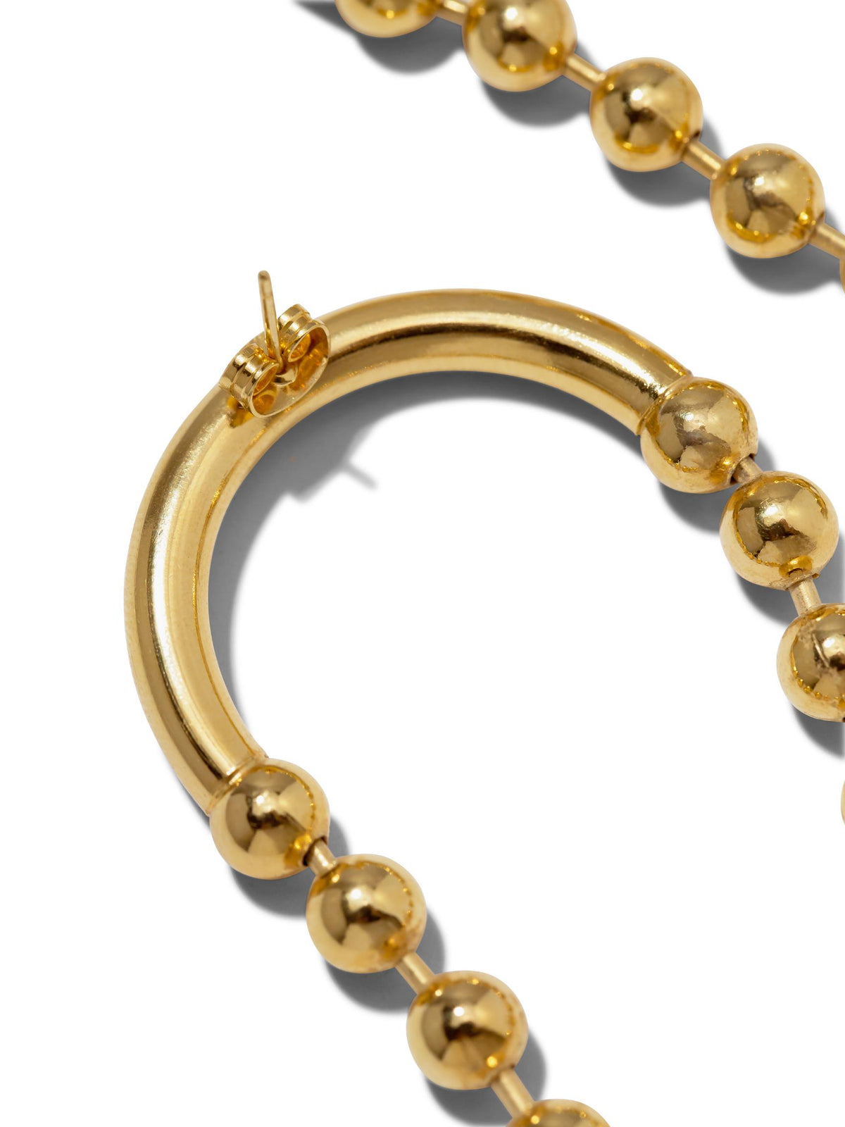 gros plan of Orbita Amari boucles d'oreilles par JAREDJAMIN Bijoux en Ligne, showcasing poli 18K or beads along the edge et a post-back beaded chaîne design, présenté sur a fond blanc avec soft shadows. Les focus is sur le or boucles d'oreilles’ craftsmanship.