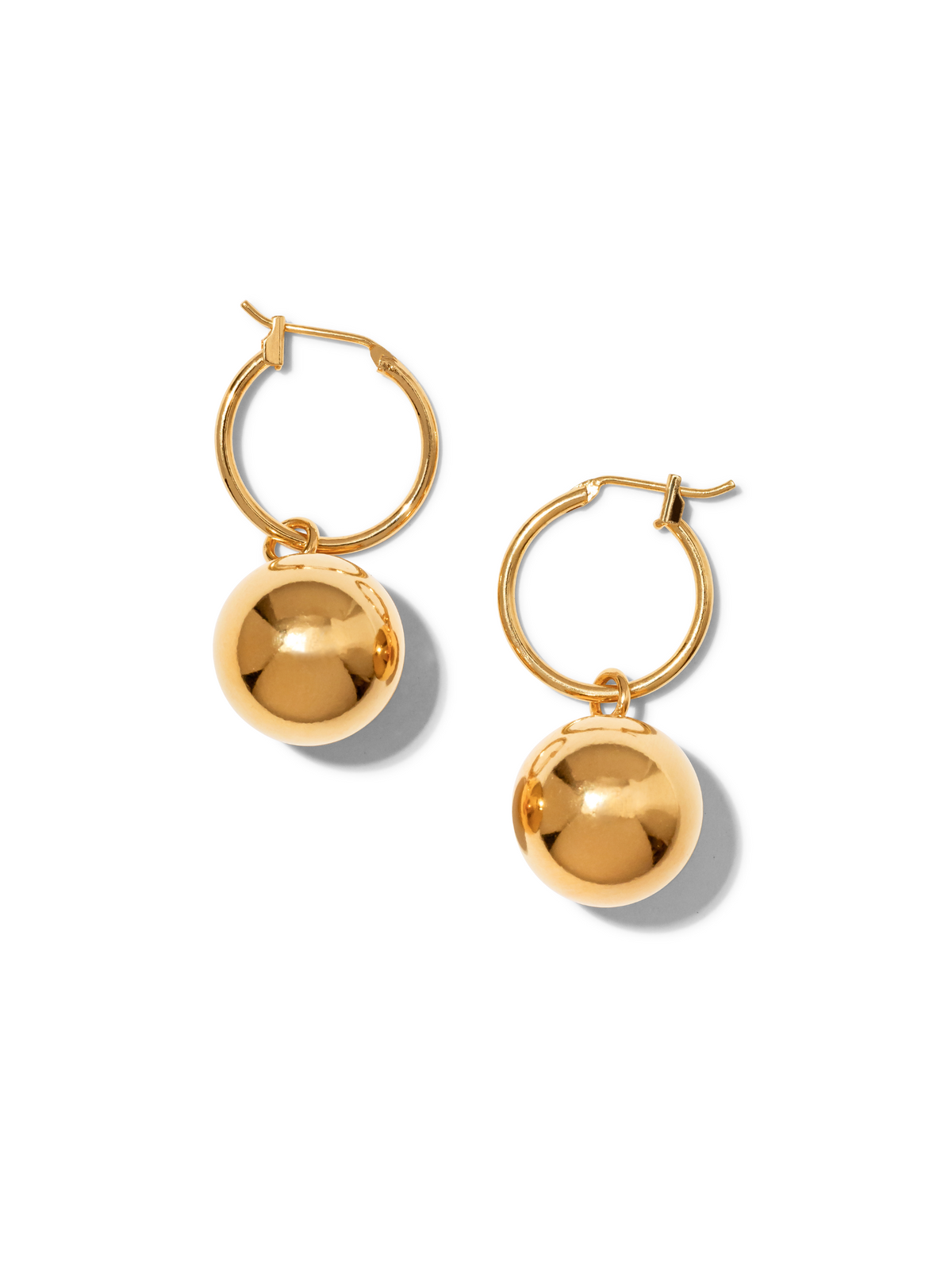 poli or spheres accent small créole click-top boucles d'oreilles xs par JAREDJAMIN Bijoux en Ligne, highlighted against a fond blanc avec soft shadows; focus remains sur le or material et clasp design.