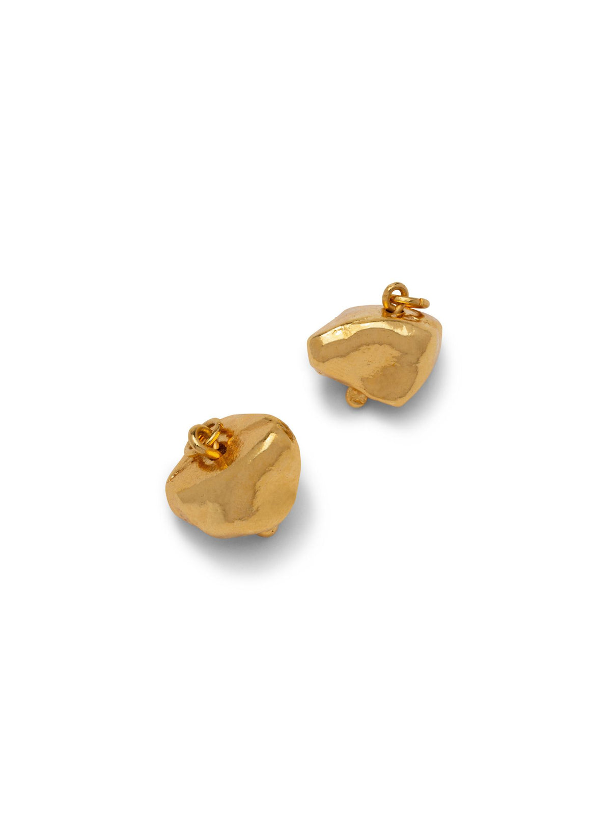 Golden Nugget pendiente dijes de JAREDJAMIN: small oro pendientes de botón con an irregular, organic nugget design y post fastening, crafted from oro, displayed against a plain fondo blanco.