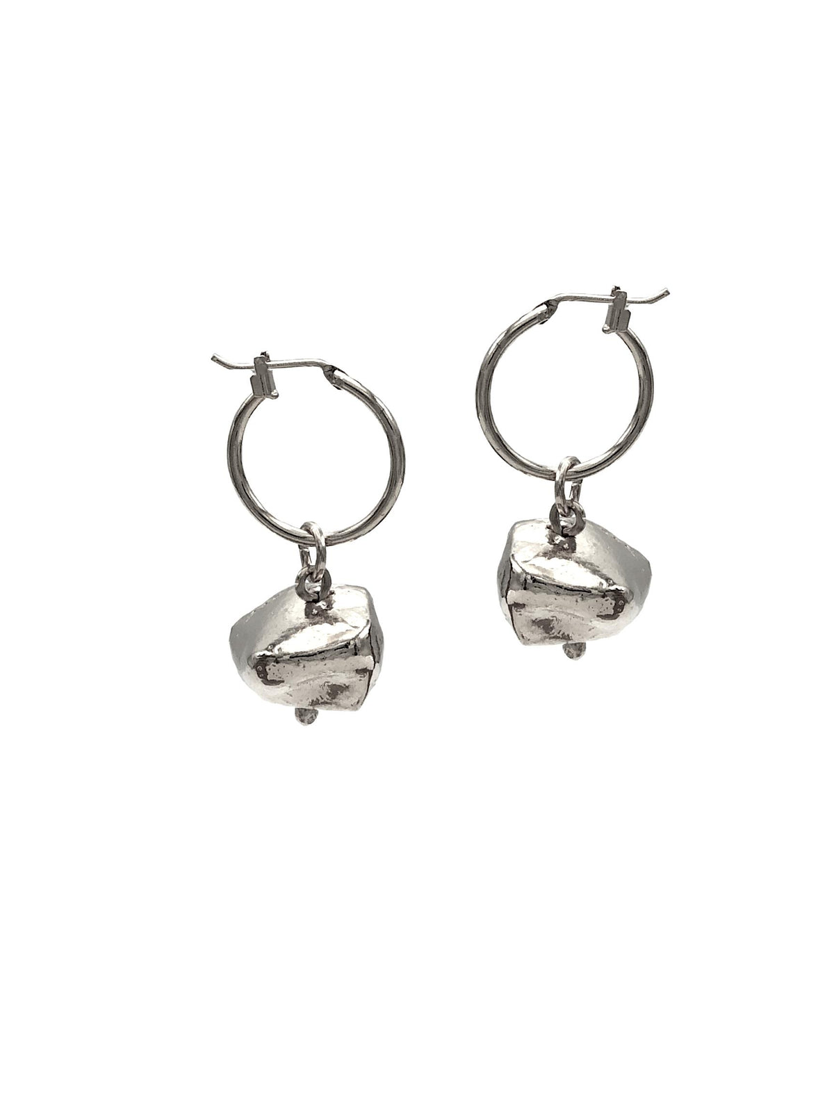 plata-plated nugget pendiente dijes de JAREDJAMIN Joyería Online, con irregular organic shapes y textures. Los nuggets hang from simple latch-back aros para un modern, distinctive style.