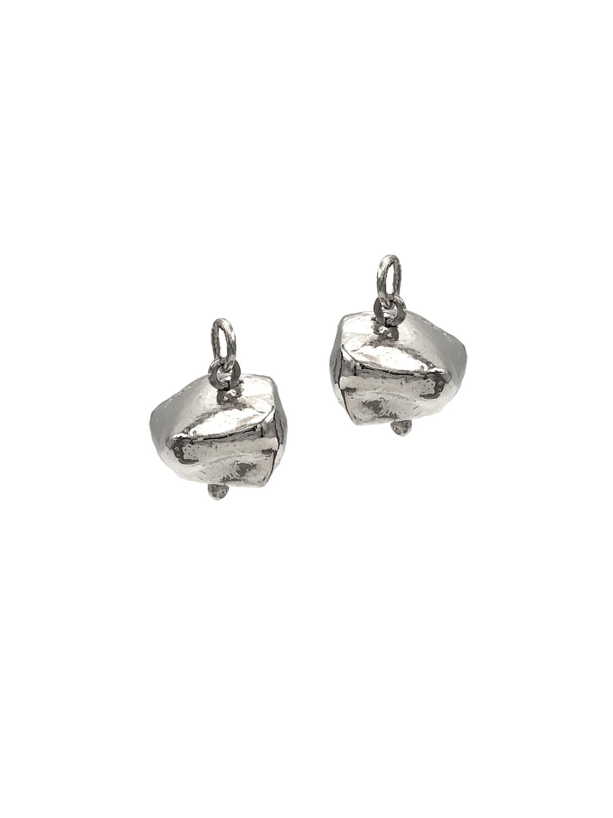 plata Nugget pendiente dijes de JAREDJAMIN Joyería Online—two small, rugged, chunky-texturizado plata dijes con a reflective finish y single loop for easy attachment, ideal for aro pendiente collections. mostrado sobre fondo blanco.