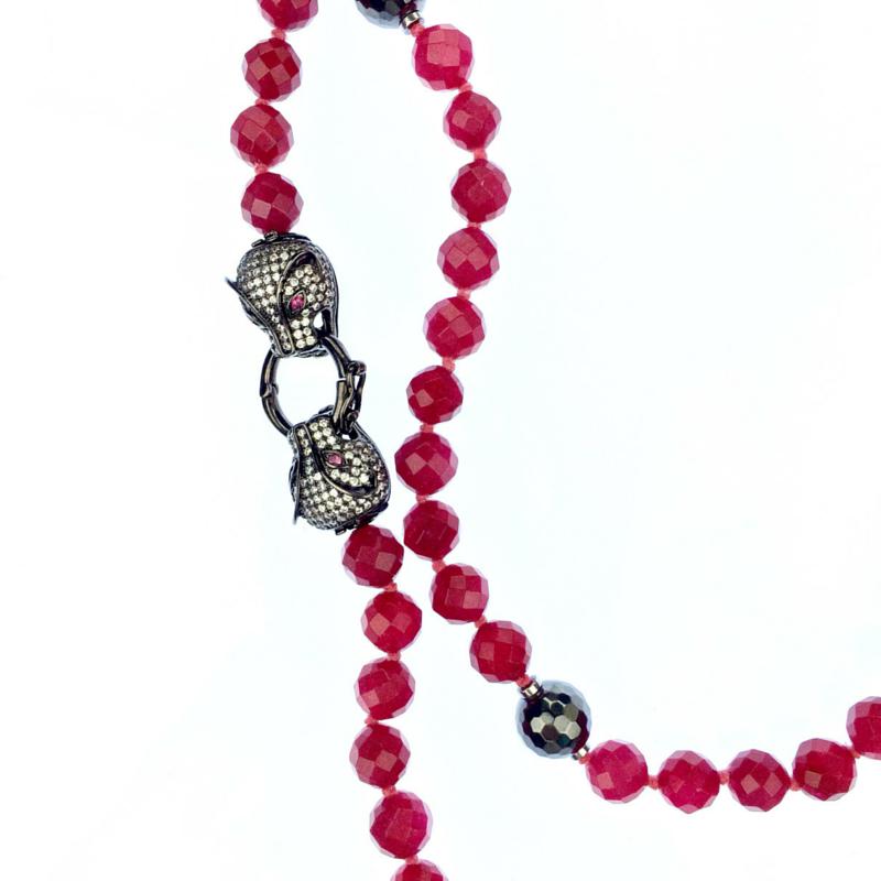 Los Prying Panthers collar de JAREDJAMIN Joyería Online features faceted raspberry quartz beads, metallic gray accents, y a clasp con twin plata-tone panther heads con red eyes, adding a striking focal point to this audaz accessory.