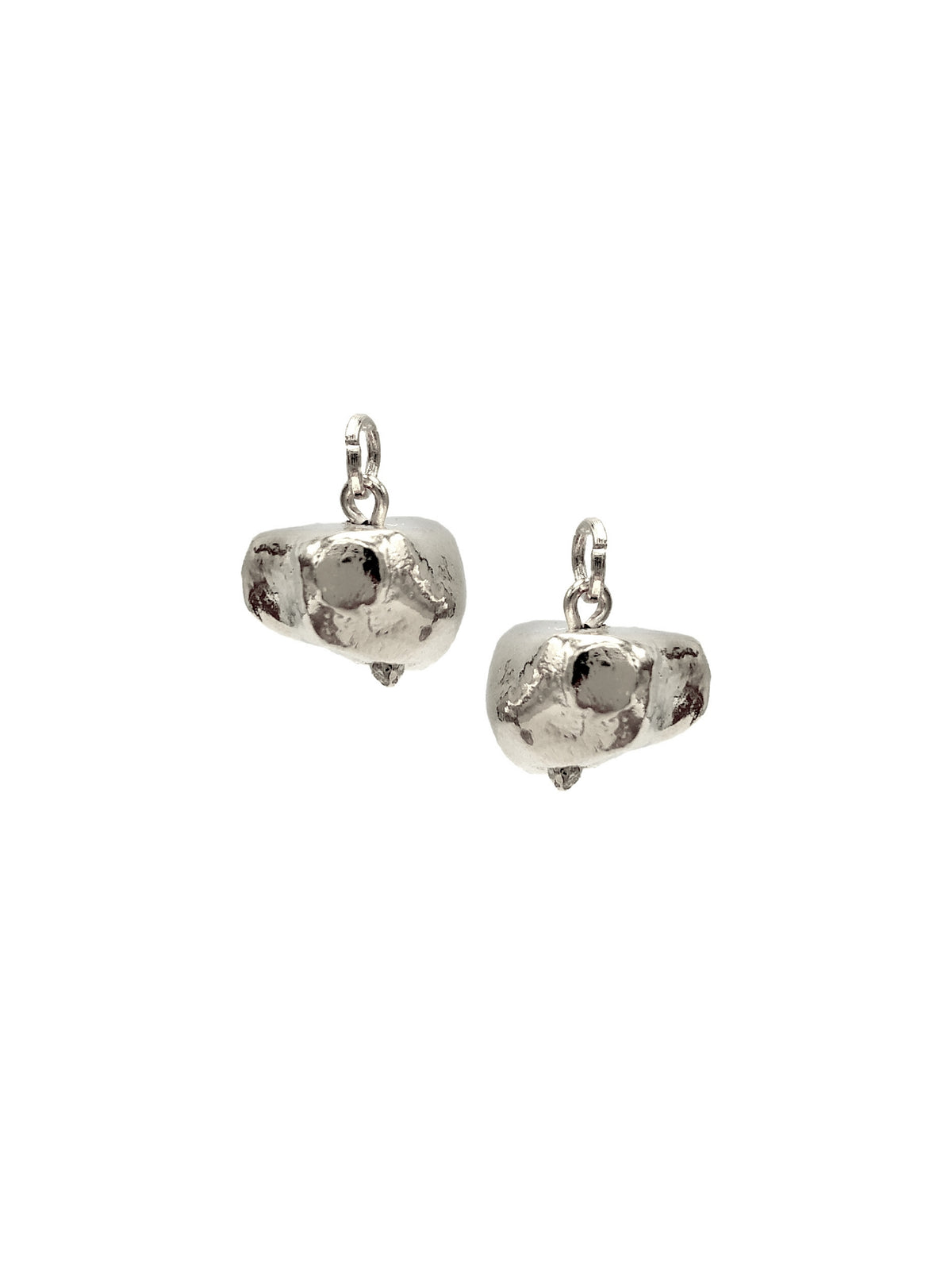 Two irregular plata Nugget pendiente dijes de JAREDJAMIN Joyería Online, each con a texturizado, rough surface y a small loop for attaching to aro pendientes, displayed against a fondo blanco.
