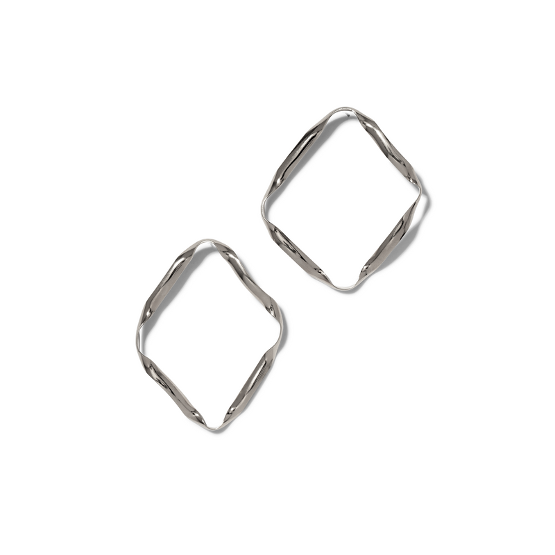 Los plata Ribbonelle pendientes de JAREDJAMIN Joyería Online are plata plated, square-shaped aros con a unique twisted design, displayed diagonally sobre un fondo blanco con soft gray shadows to the right.