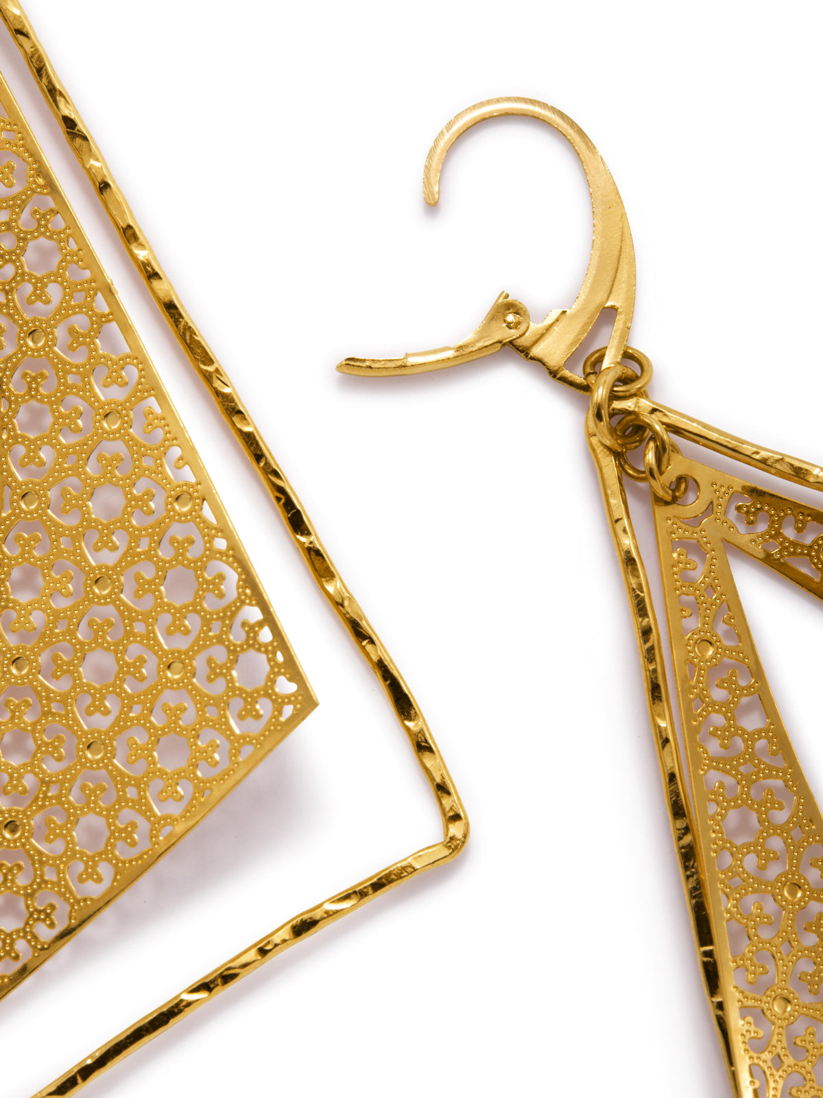 or Leverback boucles d'oreilles, Tudor Temptations par JAREDJAMIN Bijoux en Ligne, are shown close up. They présentent intricate geometric et floral filigree cutouts avec wavy, texturé plaqué or edges against a fond blanc.