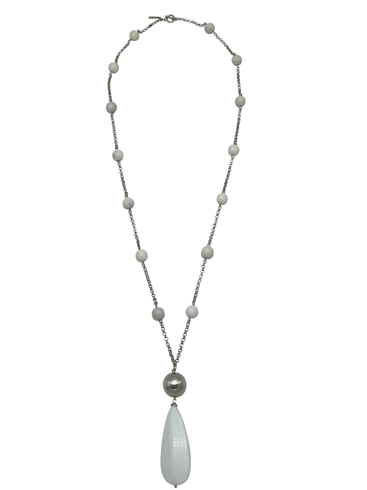 mannequin portant the 37-inch Jared Jamin Bianca collier, showcasing the dramatic 3.75-inch white stone teardrop pendentif et the long, brushed argent-plated segmented chaîne.